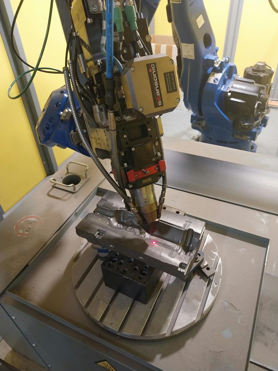Cabeça de deposição laser (LMD) a trabalhar sobre um molde